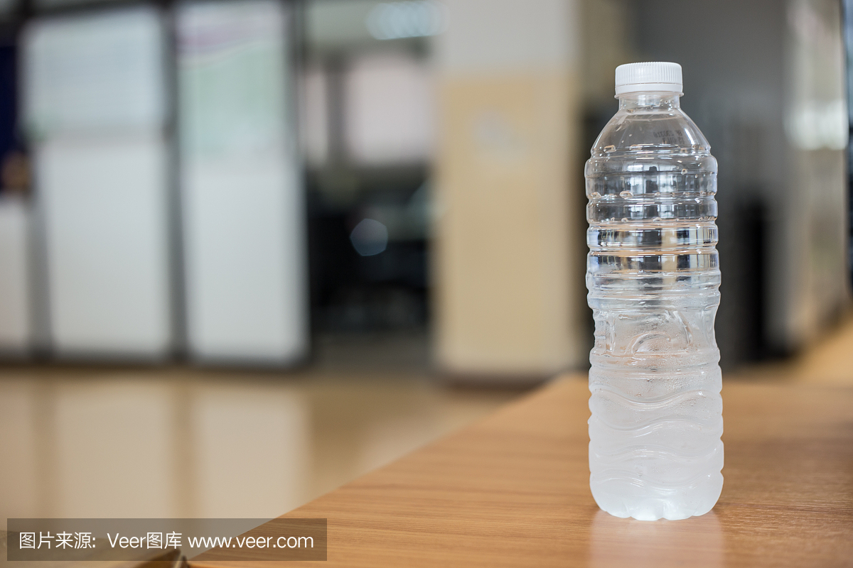 工作台上的塑料瓶,选择性聚焦